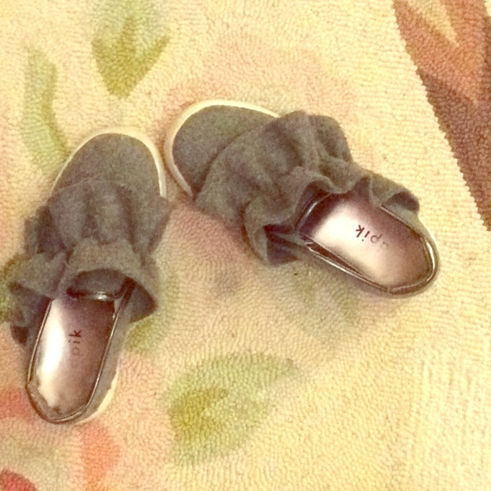 KIDPIK ruffle shoes sz 1